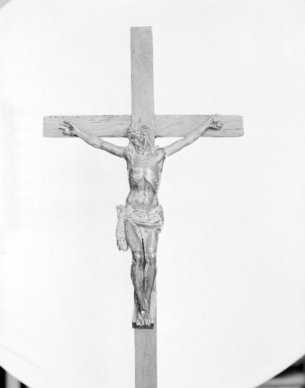 Croix d'autel : Christ en croix, église paroissiale Notre-Dame-de-toute-Aide (Les Forges fusionnée en Forges de Lanouée en 2019)