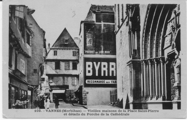 Place Saint-Pierre, anciennement place de la Comédie (Vannes)