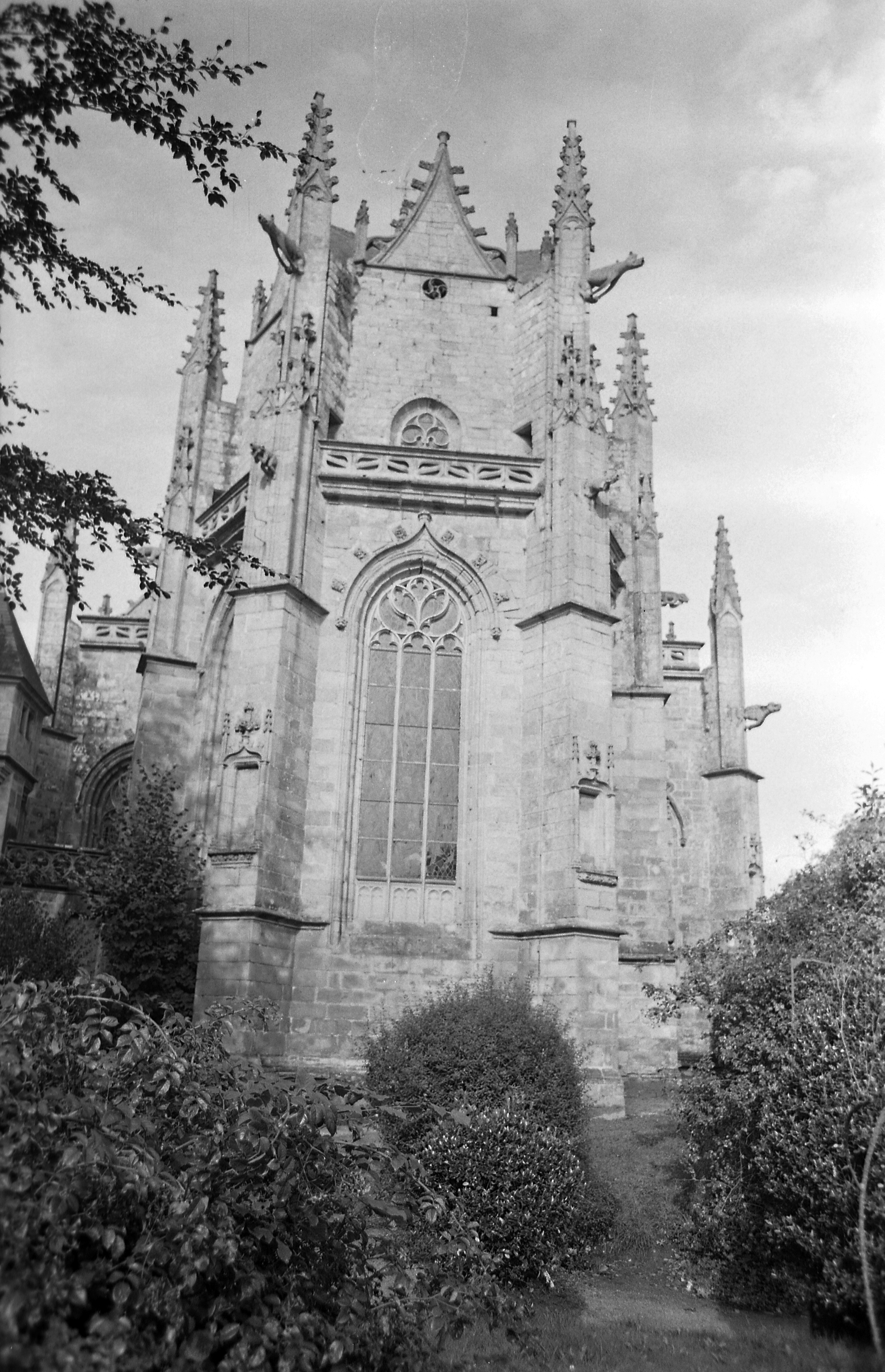 Basilique Notre-Dame-de-Paradis et ses abords, place Maréchal Foch (Hennebont)