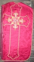 Ornement rouge : chasuble, étole et manipule
