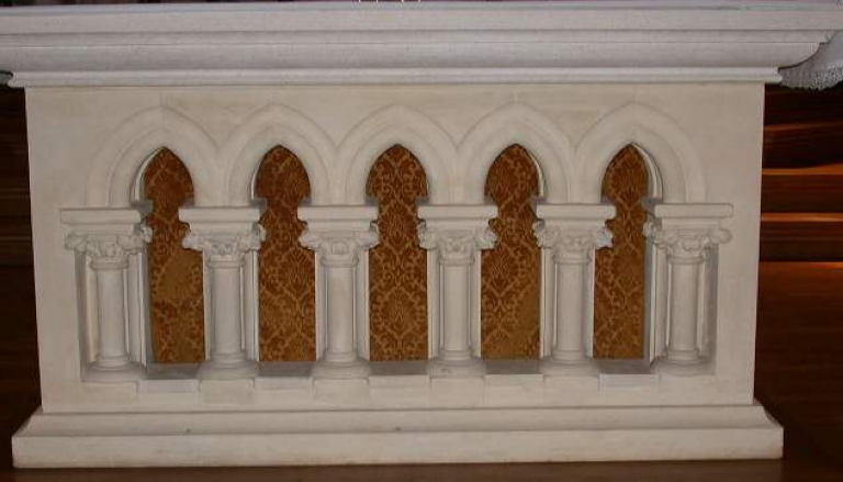 Autel face aux fidèles