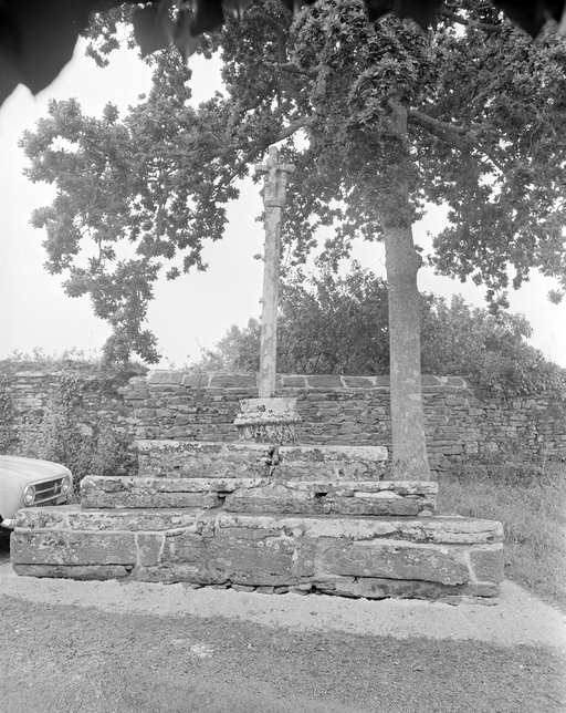 Croix monumentale, rue de la Fontaine (Tréogat)
