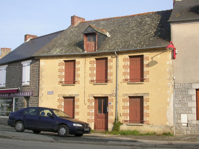 Maison, 1 place de l'Eglise (Saint-Domineuc)