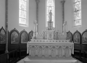 Ensemble du maître-autel : autel, 3 statues, église Sainte-Zéphirine (Tréal)