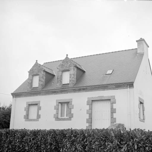 Presbytère, place de l'Eglise (Locqueltas)
