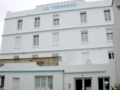 Ancien hôtel de voyageurs, dit Hôtel La Terrasse, actuellement immeuble à logements, 73 rue de la République (Etables-sur-Mer fusionnée en Binic-Etables-sur-Mer en 2016)