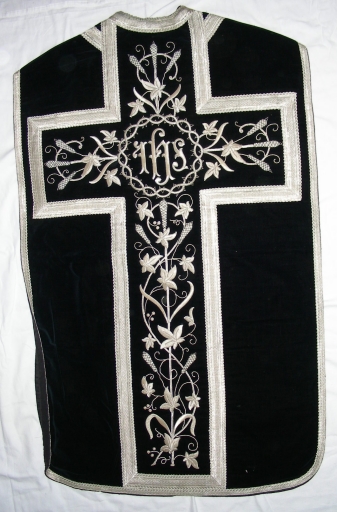 Ornement noir 2 : chasuble, voile de calice, étole et bourse de corporal