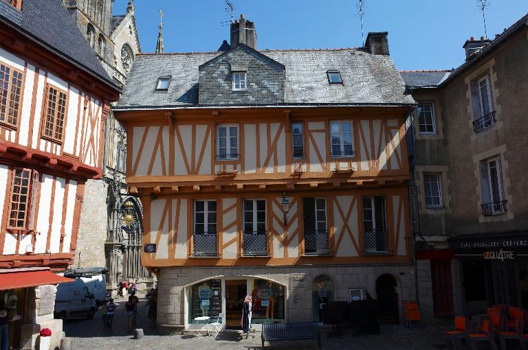 Maison, 1 place Henri IV ; place Saint-Pierre (Vannes)
