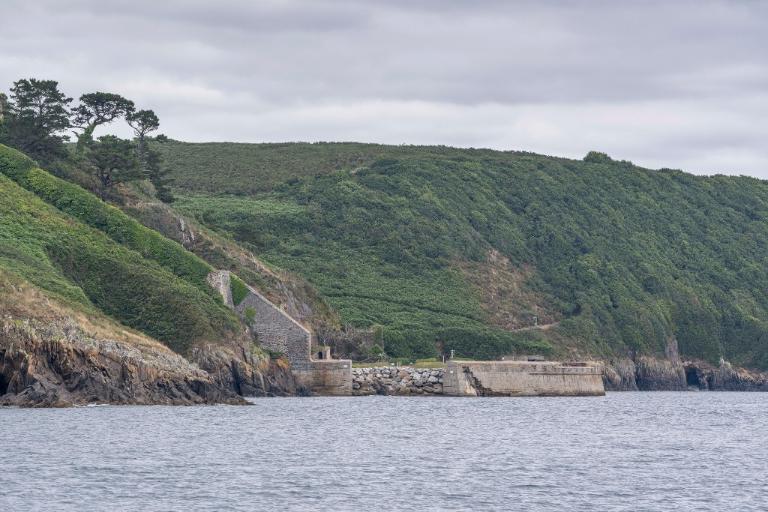 Vue du fort du Mengant depuis la mer (état en 2025)