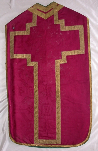 Ornement rouge : chasuble, étole, voile de calice