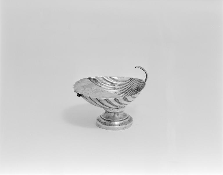 Coquille de baptême, prieuré Notre-Dame, église paroissiale, mairie (Île-d'Arz)