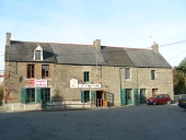 Alignement de maisons, le Village (Le Tronchet)