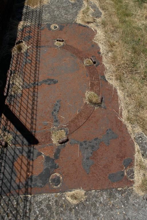 Vue de la batterie basse du Mengant : sous-sellette d'affût pour canon de 47 mm à tir rapide (état en 2009)