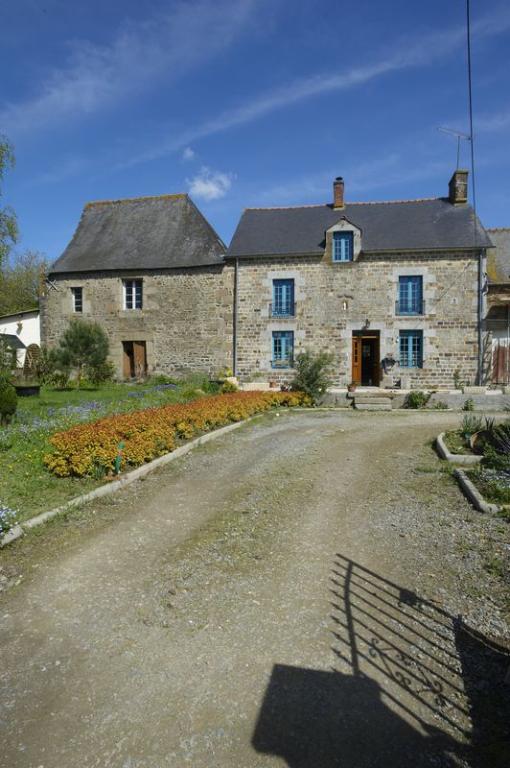 Alignement de maisons, le Pras (Marcillé Raoul)