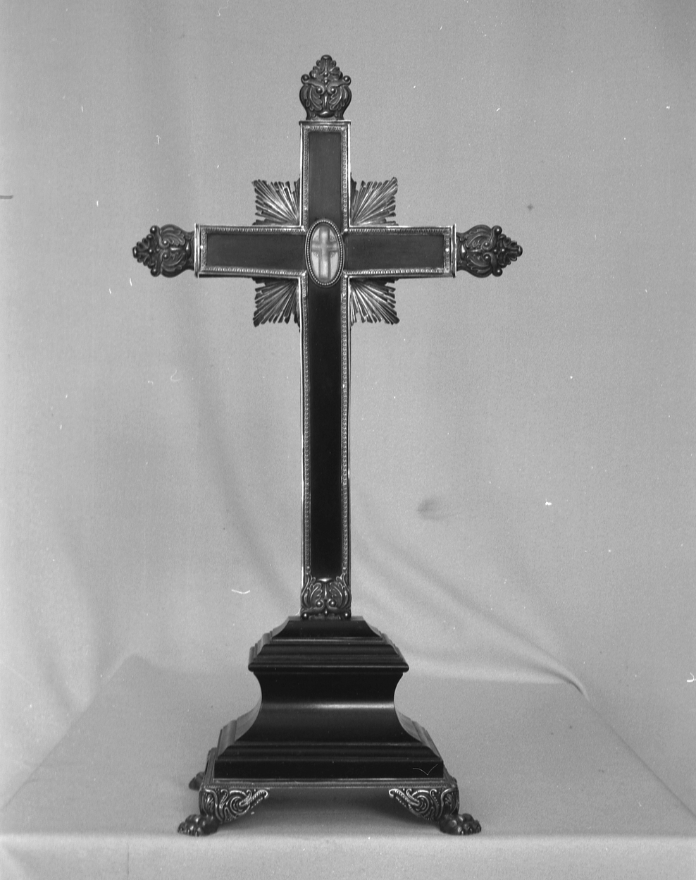 Croix-reliquaire, église paroissiale Saint-Pierre, Saint-Paul (Neulliac)