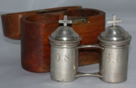 Ampoule à saint chrême, ampoule à huile des malades dans leur boîte