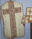 Ornement blanc 1 : chasuble, bourse de corporal, étole, manipule, voile de calice (Guipry fusionnée en Guipry-Messac en 2016)