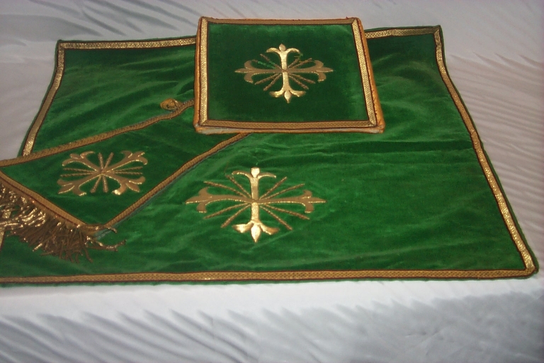 Ornement vert 5 : manipule, bourse de corporal, voile de calice (Maure-de-Bretagne fusionnée en Val d'Anast en 2017)