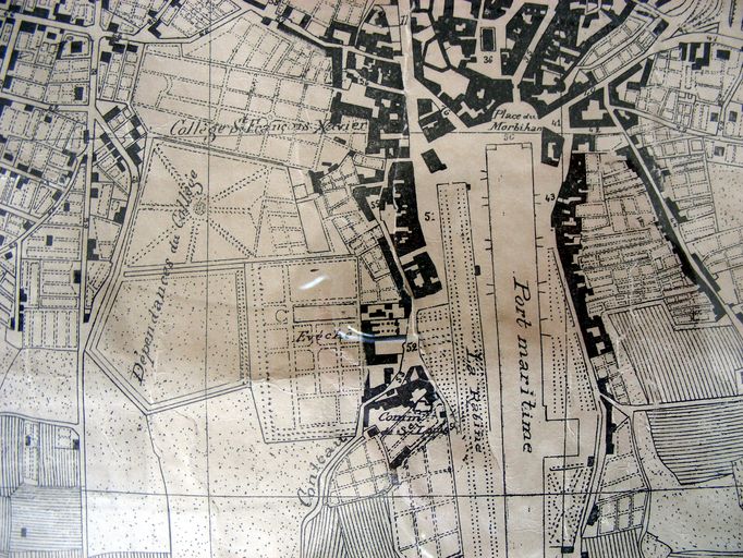 Couvent du Père Eternel, puis Maison de la Charité de Saint-Louis, et clinique Saint-Louis, 18 place Théodore Decker ; rue Madame Molé ; avenue du maréchal de Lattre de Tassigny (Vannes)