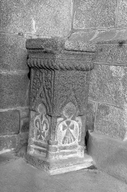 Tronc de pierre appelé bénitier, église paroissiale Saint-Martin (Lécousse)
