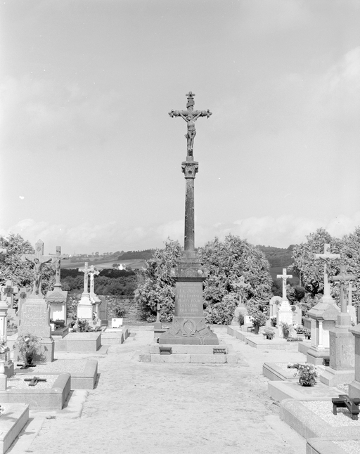 Croix monumentale, 2 rue Louis Tymen (Le Juch)