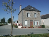 Maison à boutique, rue de la Liberté (Québriac)