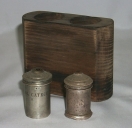 Ensemble de 2 ampoules aux saintes huiles avec leur coffret (Guipry fusionnée en Guipry-Messac en 2016)