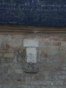 Décor d'architecture bas et hauts reliefs, reliefs gravés : Christ en croix, portrait, sirène, objets du culte