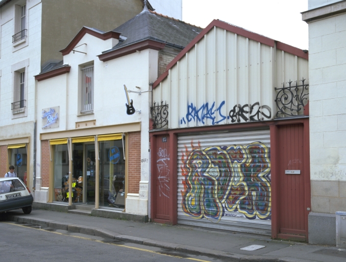 Usine de boissons non alcoolisées dite fabrique d'eau de seltz Coignard, puis fabrique de sacs en papier Caillet et Cie, actuellement magasin de commerce, 11 à 15 rue du Vieux Cours (Rennes)