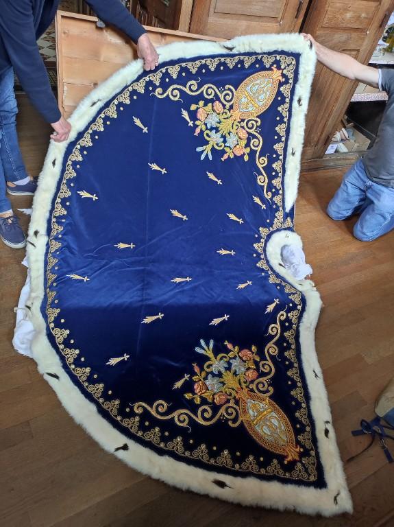 Ensemble : manteau de la Vierge, tunique de l'Enfant Jésus et habits de pages, basilique Notre-Dame-de-La-Guerche (La Guerche-de-Bretagne)