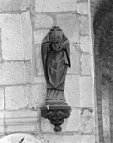 Statue (d'applique, petite nature) : saint Denis, prieuré Saint-Martin, église paroissiale de bénédictins (Tremblay fusionnée en Val-Couesnon en 2019)