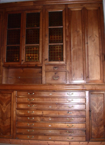 Meubles de sacristie : chasublier, armoires