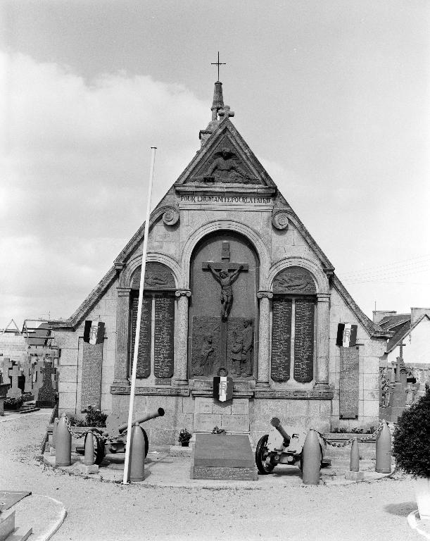 Monument aux morts de la guerre 1914-1918, dans le cimetière non étudié (Plouescat)