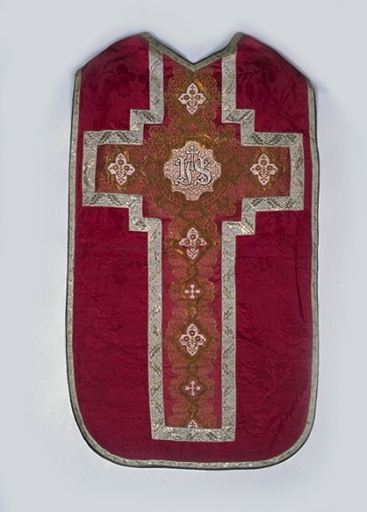 Ornement rouge 2 : chasuble, bourse de corporal, étole
