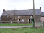 Alignement de maisons, le Rocher au Merle (Miniac-Morvan)