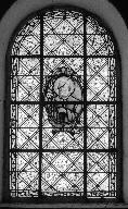 Ensemble de deux verrières à personnages de la baie 5 : Saint Joseph, et de la baie 6 : Vierge à l'Enfant, église paroissiale Saint-Pierre (Plougar)