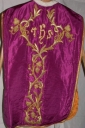 Ornement violet 1 : chasuble, bourse de corporal, manipule, voile de calice