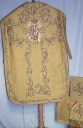 Ornement doré 1 : chasuble, voile de calice, bourse de corporal, étole, manipule