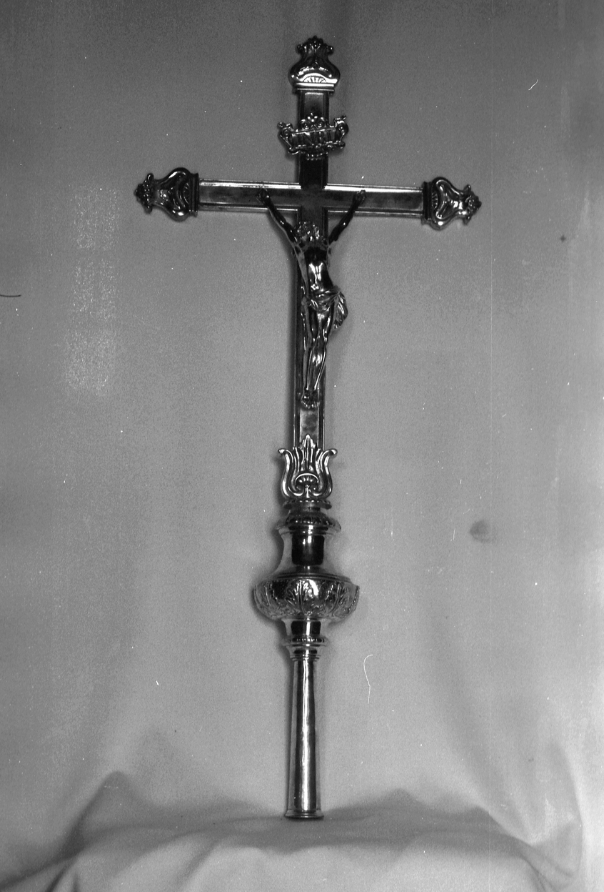 Croix de procession, église paroissiale Saint-Aubin (Brandivy)