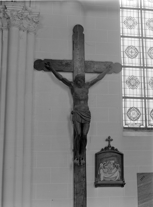 Croix (d'applique) : christ en croix, église Saint-Rémy (Saint-Rémy-du-Plain)