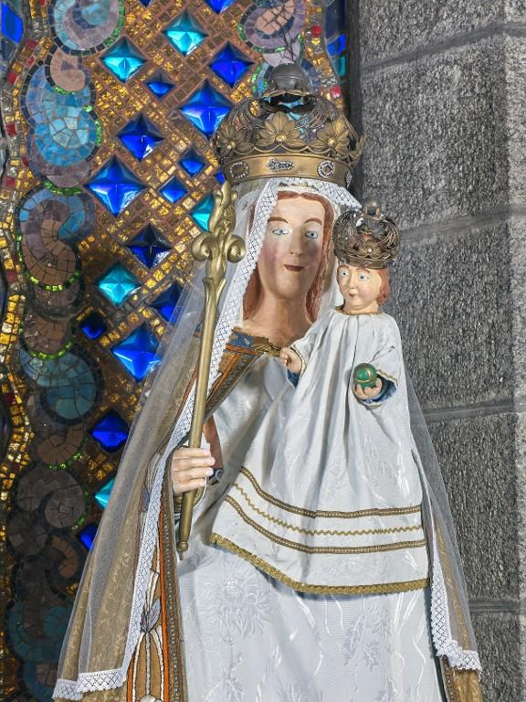 Statue de Notre-Dame de Délivrance dite aussi Notre-Dame à la Quenouille, basilique Notre-Dame-de-Délivrance (Quintin)