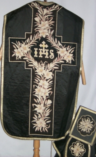 Ornement noir 4 : chasuble, bourse de corporal, voile de calice, étole, manipule