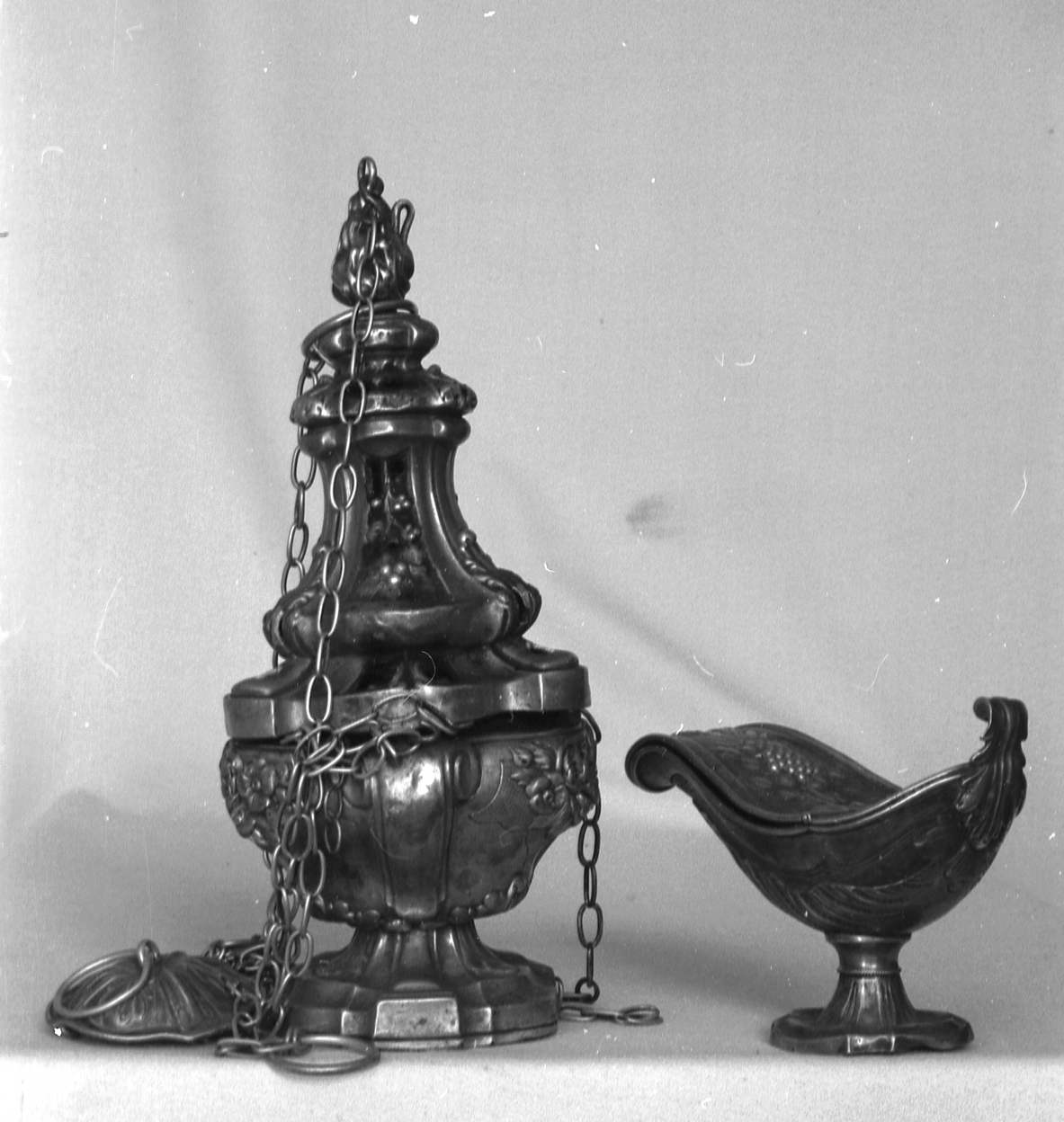 Encensoir, navette à encens (2), église paroissiale Saint-Pierre, Saint-Paul (Neulliac)