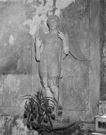 Statue (petite nature) : saint Michel, chapelle Saint-Michel de Brangolo (Theix fusionnée en Theix-Noyalo en 2016)