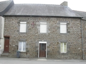 Maison, 12 place de l'église (Hédé fusionnée avec Bazouges-sous-Hédé pour former la commune de Hédé-Bazouges en 2009)