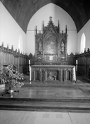 Autels (4, maître-autel, autel tombeau, autel secondaire), retables (3), stalles (3), clôture liturgique, tableau, statues (2), style néo-gothique ; église paroissiale Notre-Dame (Porcaro)