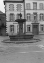 Fontaine, place de la Mairie (Port-Launay)