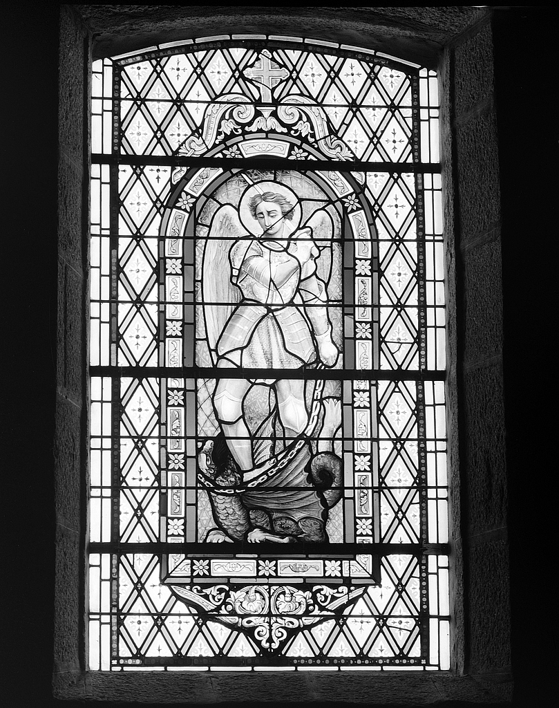 13 verrières à personnages : Saint Pierre, saint Paul, Education de la Vierge, Immaculée Conception, saint Louis, saint Joseph, saint Michel, ange gardien (l'), Baptême du Christ, saint Corentin, saint Paul Aurélien, saint Eloi, saint Yves, église paroissiale Saint-Pierre (Sibiril)