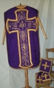 Ornement violet 1 : chasuble, étole, manipule, bourse du corporal