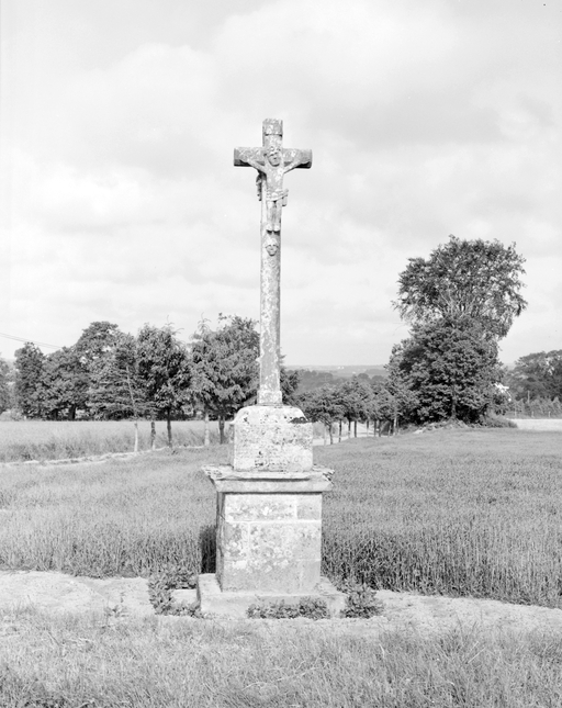 Croix monumentale, Carmes (Neulliac)